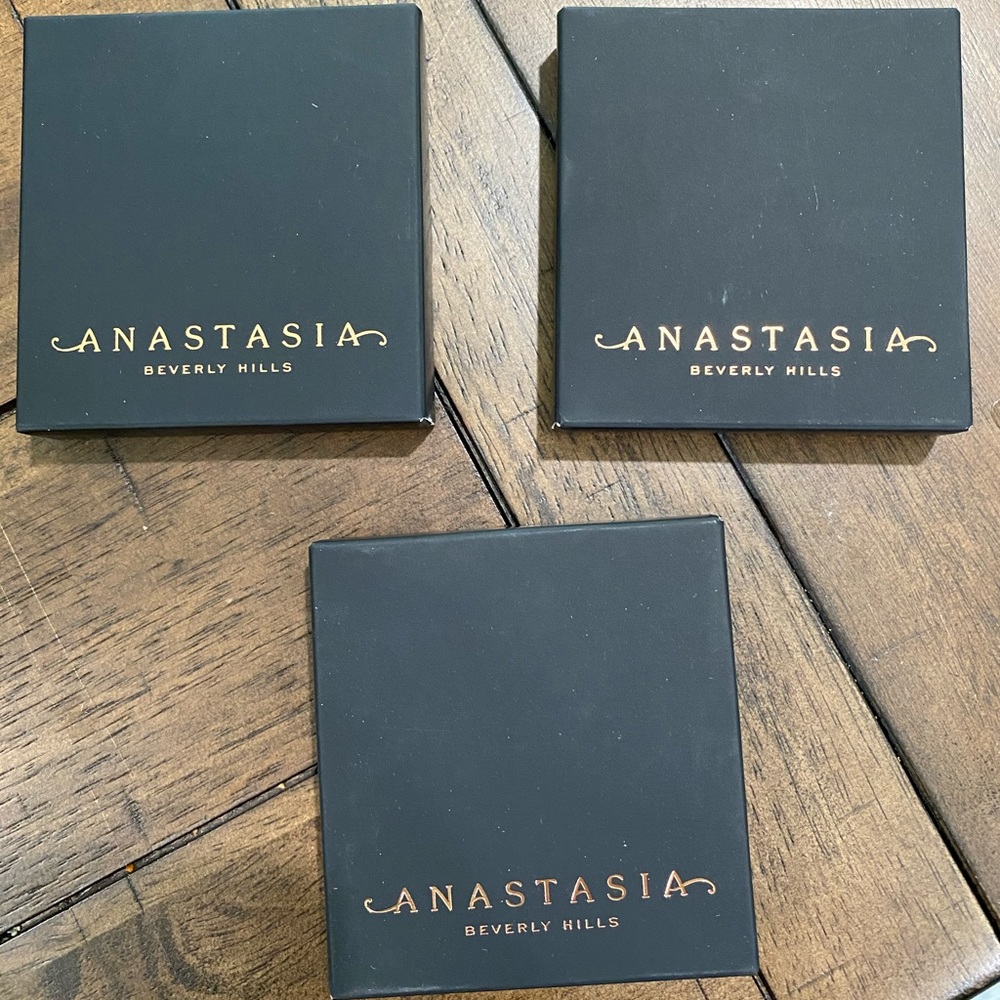 - Anastasia Beverly Hills Eye Shadow Palette